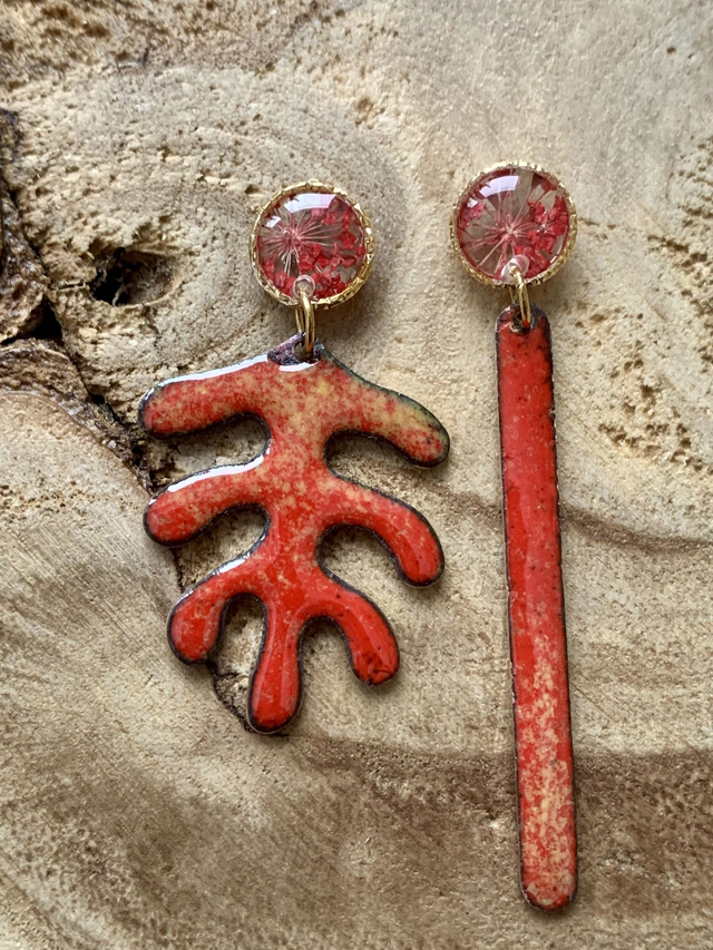 Pièces uniques : boucles d'oreilles en émail et fleurs séchées
