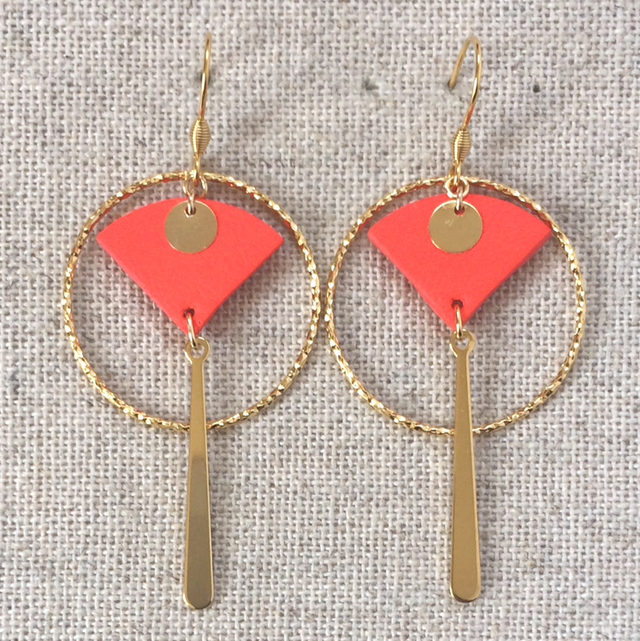 Boucles d’oreilles « Tempo » dorées, cuir orange fluo