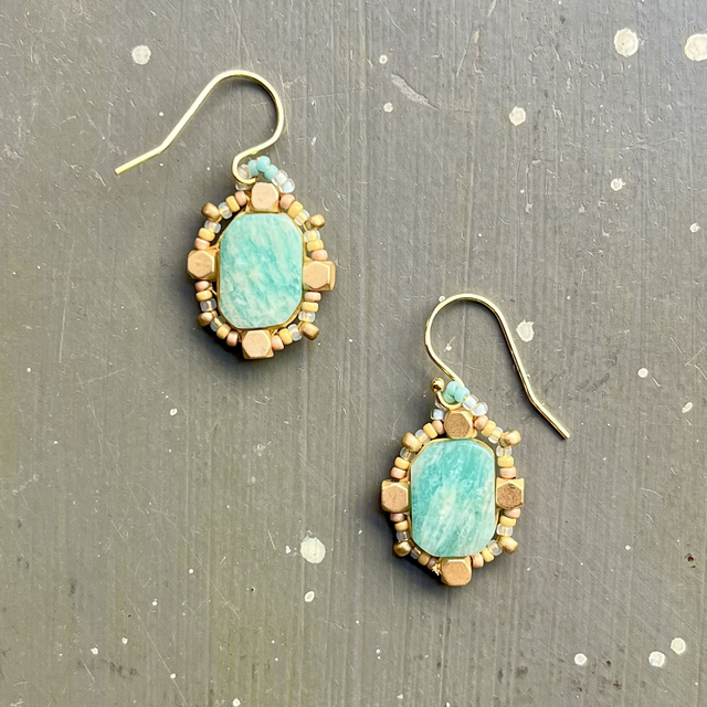 Boucles d&#039;oreille brodées turquoises en amazonite