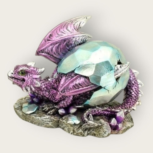 Bébé dragon violet sortant de son œuf