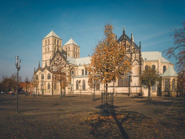 Dom im Herbst