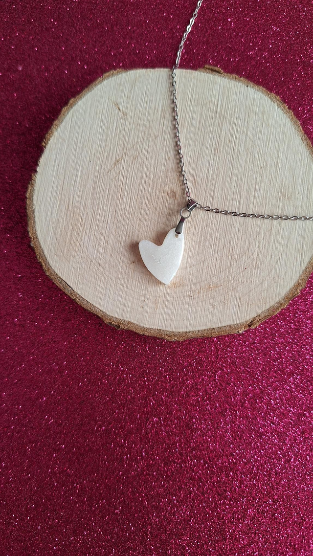 Collier argenté cœur asymétrique blanc