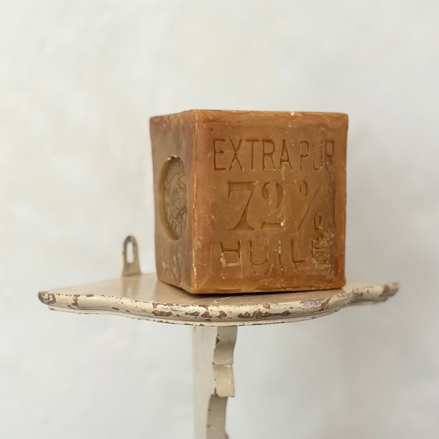 la petite sellette en bois blanc