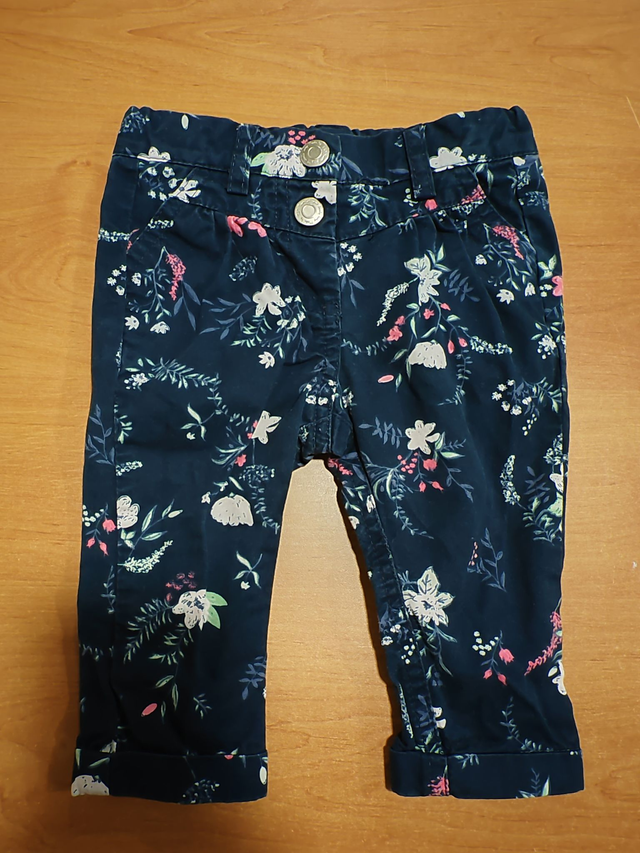 Pantalon bleu foncé fleuri en 6 mois