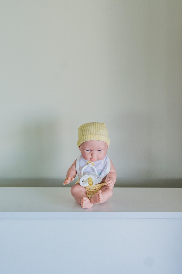 Poupée tétine couleur jaune peau blanche