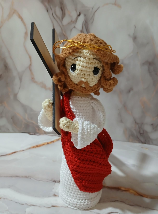 Poupée au Crochet – Jésus portant la Croix