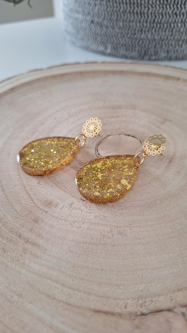 Boucles d&#039;oreilles gouttes paillettes dorées et rosaces