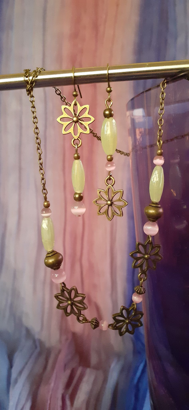 Parure Kwiat  Collier &amp; Boucles d'oreilles Couleur vert anis et rose poudré