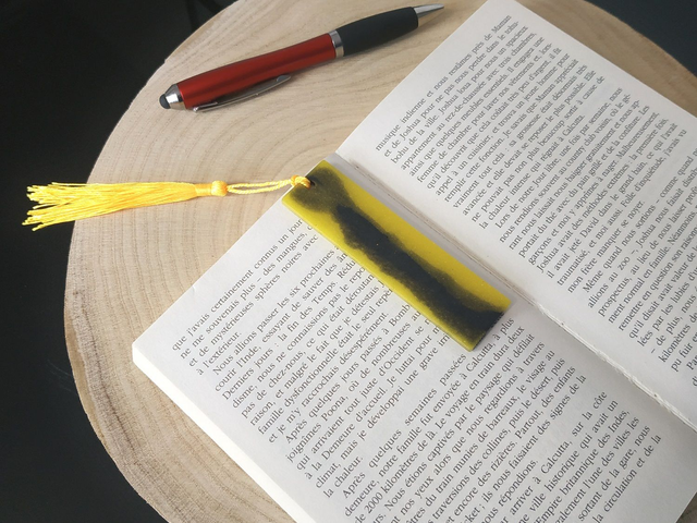 Marque page jaune et noir