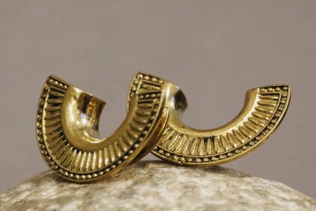 2626010   Nr.47  Earweights brass (pair)