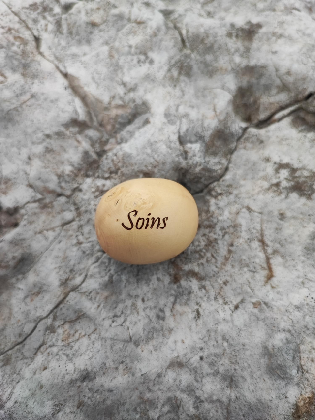 Caillou en Bois de Buis "Soins"