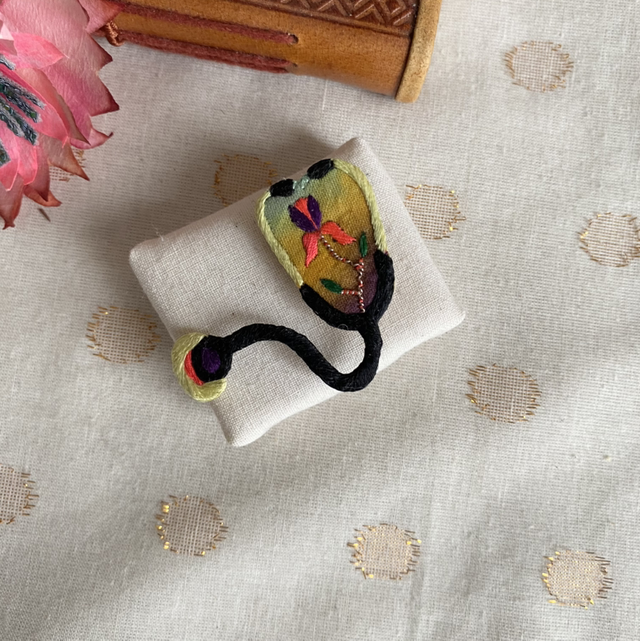 Broche brodée stéthoscope jaune