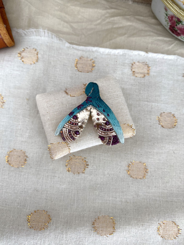 Broche brodée clitoris dégradé bleu