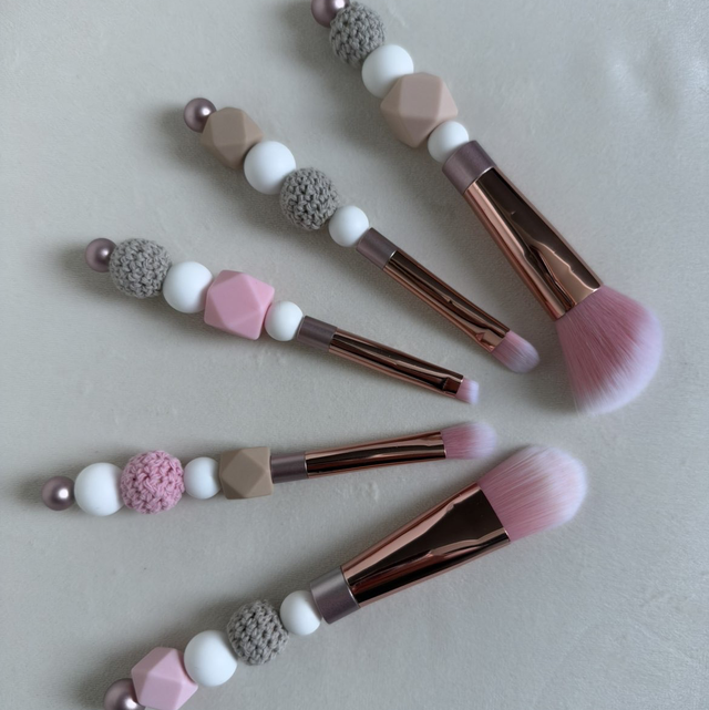 Set de 5 pinceaux de maquillage décorés – Rose poudré, blanc et doré rosé