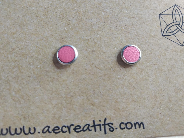 Boucles d&#039;oreilles puces cuir rose
