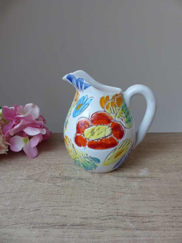 Ancien petit pichet, pot à lait en céramique fait main décor fleuri peint à la main style Vallauris, pichet coloré cadeau décoration table