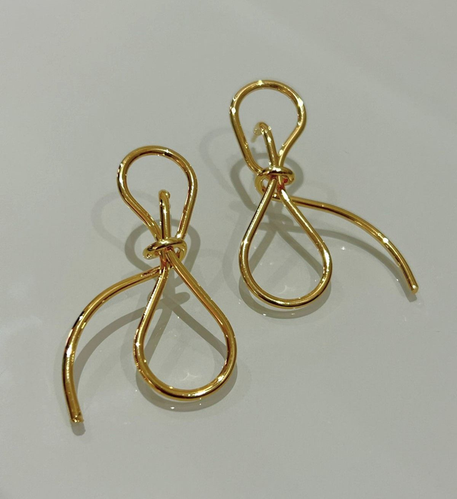 Brinco pino banhado em ouro 18K Laço liso polido