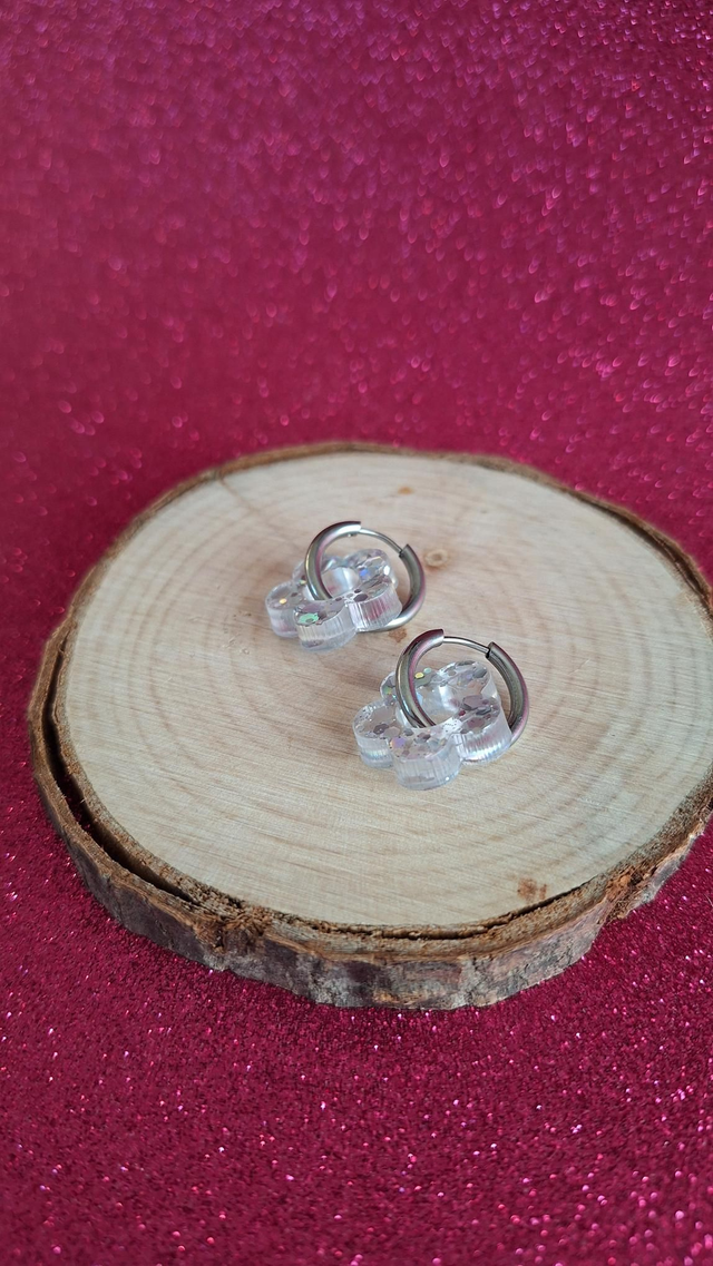 Créoles argentées fleurs paillettes argentées holographiques 