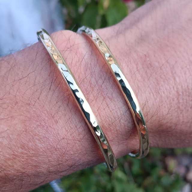 Bracelet rond en laiton, léger et martelé