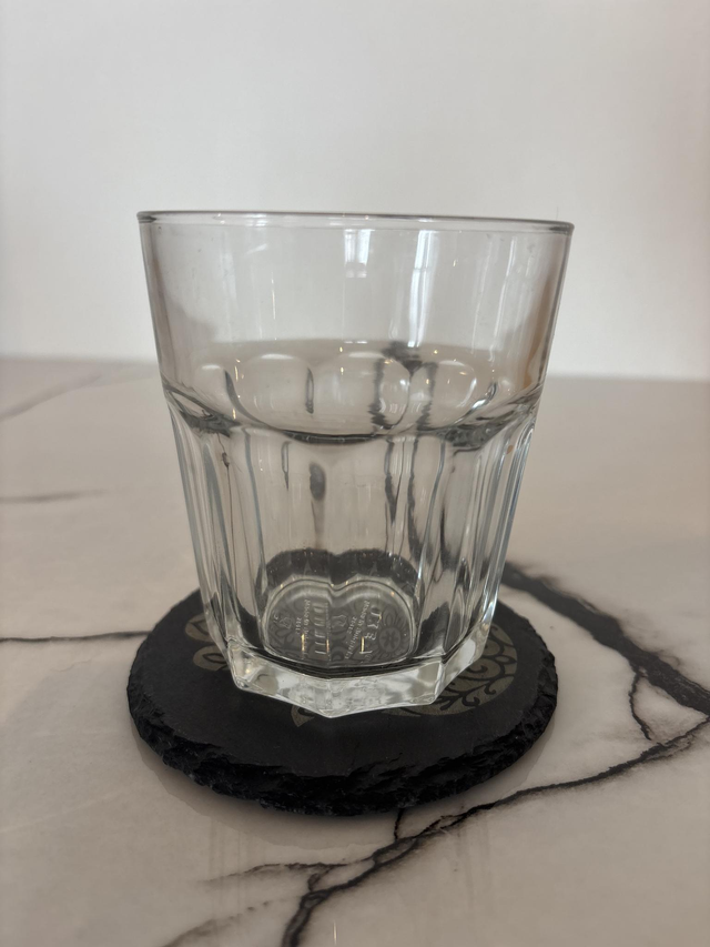 Main de fatma gravé sur un dessous de verre en ardoise de 10 cm de diamètre