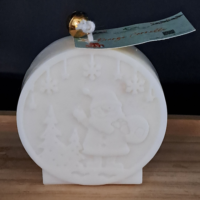 Bougie moulée motif Père Noël - Cannelle orange