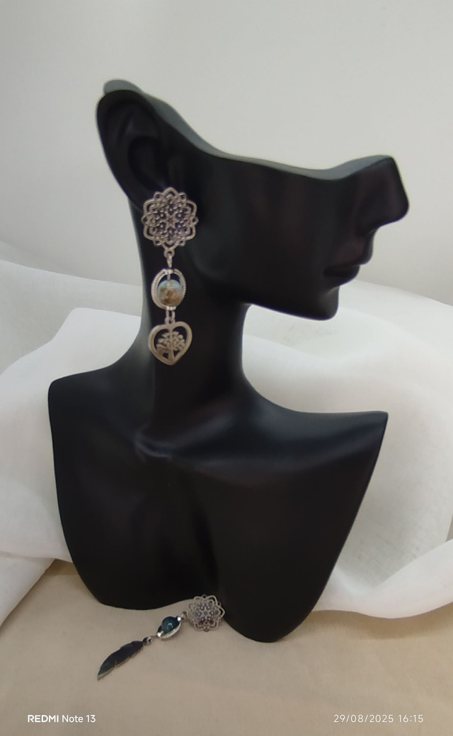 Clous d'oreilles "fleur" avec perles naturelles apatite 6 mm et pendentif "arbre de vie" et "plume" en acier inoxydable.