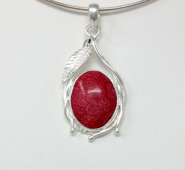 PENDENTIF CABOCHON DE CORAIL CERTI AU CENTRE DE BRANCHAGE ET FEUILLE EN ARGENT MASSIF - VENDU SANS CHAINE - 3404