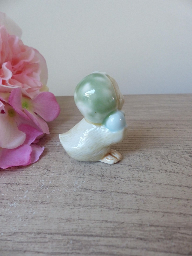 Miniature ancienne en porcelaine – Maman poule et son œuf – Décoration vintage tendre et unique – Cadeau ou collection animaux