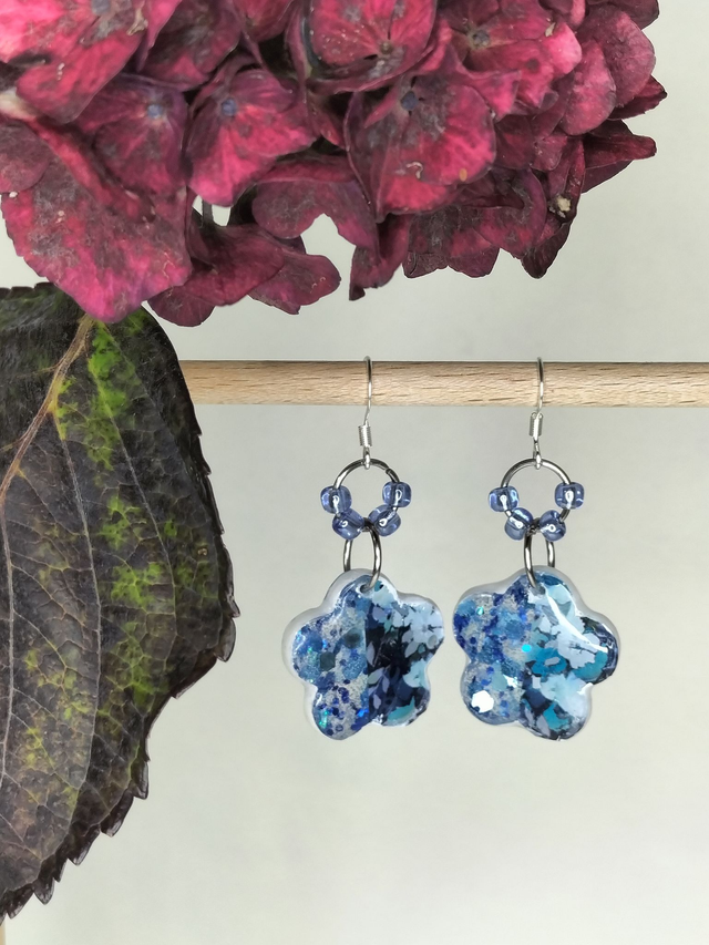 Boucles petites fleurs bleues