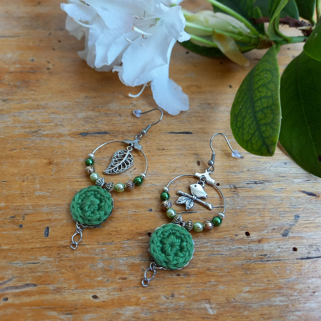 Boucles d'oreille asymétriques L'arrivée du printemps - Vertes