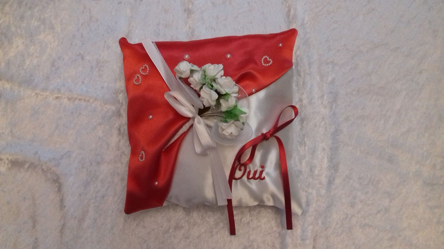 Bouquets de roses et cœurs sur satin rose