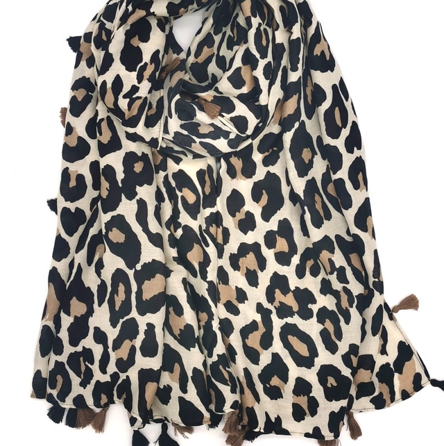 Écharpe imprimé motif léopard avec pompons sur quatre côtés