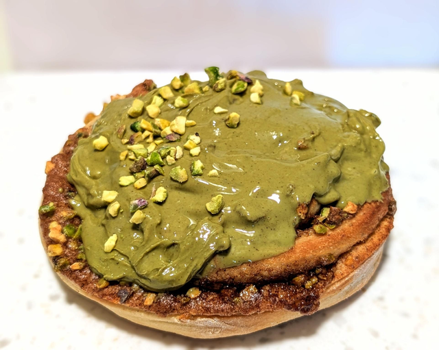 Pistachio cinnamon rolls, box of 4