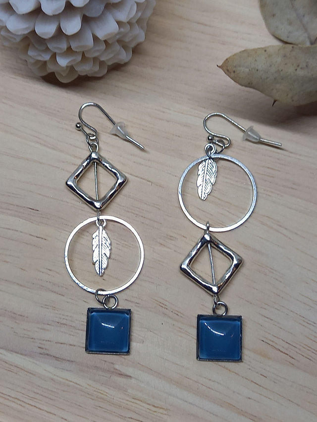 Boucles d&#039;oreilles asymétriques - cabochon carré bleu /  cercle fin métal argenté / losange argenté-plume /argenté