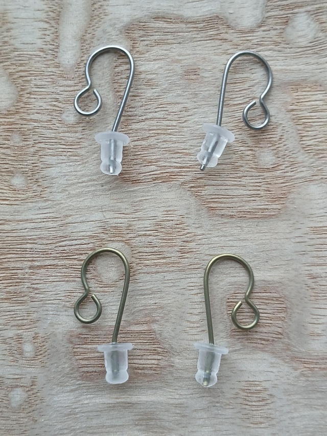 Crochets de boucles d’oreilles en titane 100 % hypoallergénique, vendus par paire.