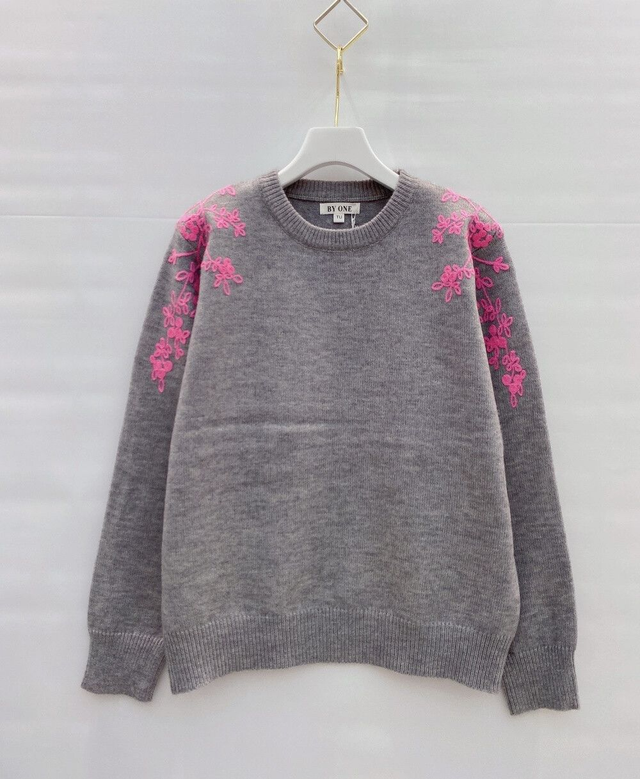 Pull gris avec fleurs