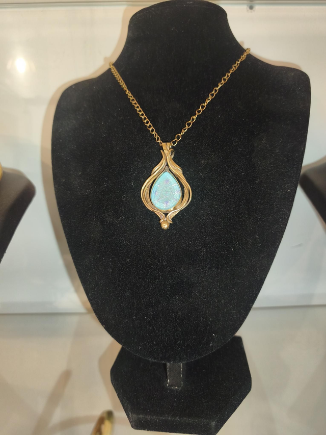 Pendentif Talisman « Christ'al » – Laiton Doré & Cristal Turquoise
