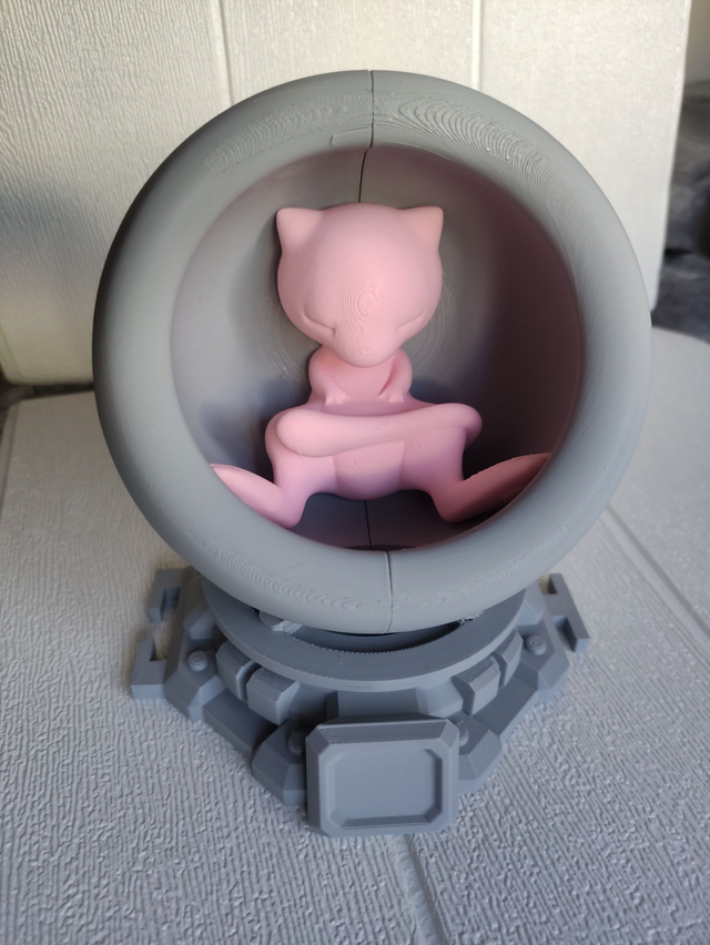 Figura de Mew en cápsula sanadora