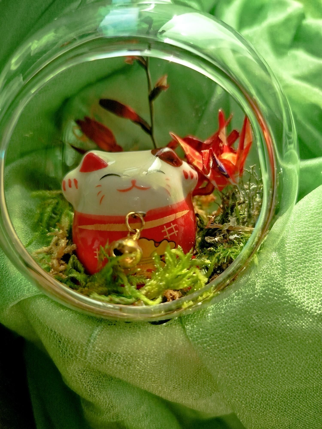 Boule maneki neko et grue rouges