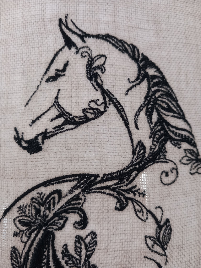 Applique murale lin brodé "Cheval" forme demi cercle , électrifiée.