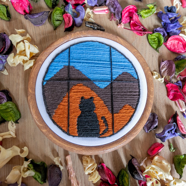 Broderie - Le petit chat qui observe la montagne -