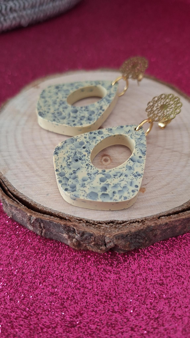 Boucles d'oreilles dorées gouttes ajourées beige et paillettes noires