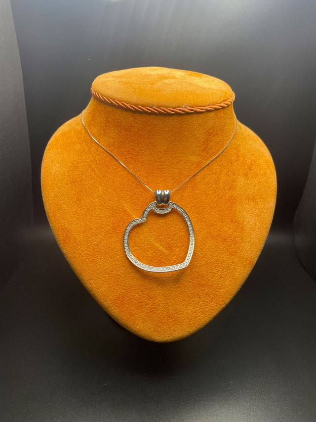 Incanto d’Amore – Ciondolo Cuore in Oro Bianco e Diamanti