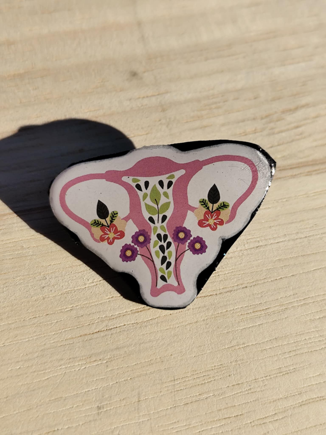 Pin's Utérus fleuris