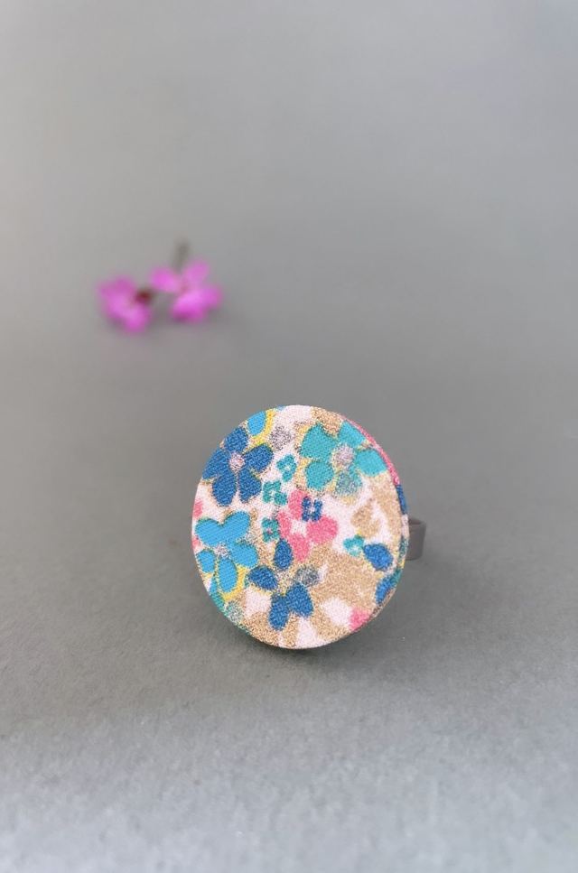Bague réglable avec cercle de carton tapissé de tissu imprimé fleuri, collection « pâquerette vintage » - tons blanc, rose, bleu, vert et doré.