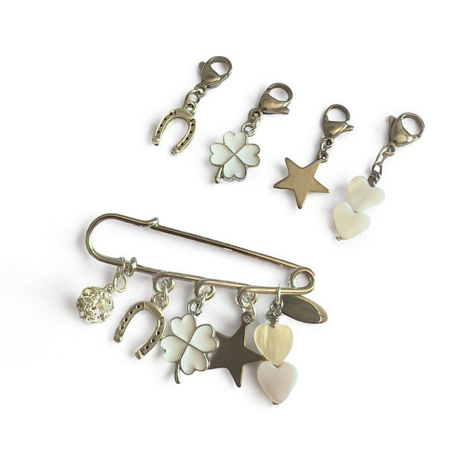 SWEET Broche argentée et ses 4 CHARMS bonnet 