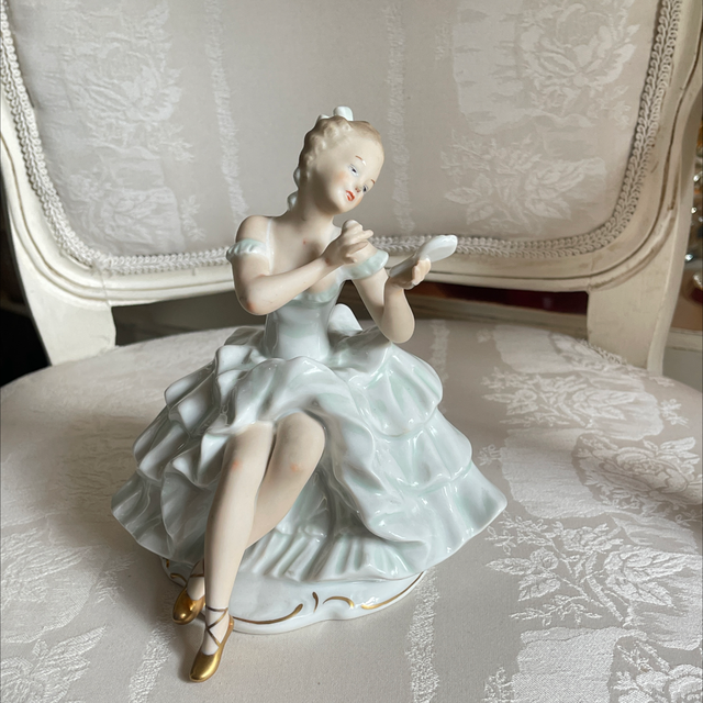 Dame Skulptur Porzellan mit Handspiegel 