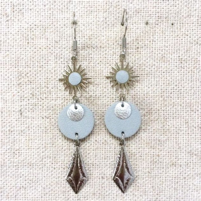 Boucles d’oreilles « Giocoso largo » argentées, cuir gris perle