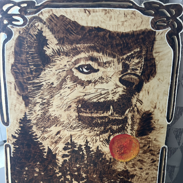 Loup pyrogravure ≈65x45cm cadre chantourné