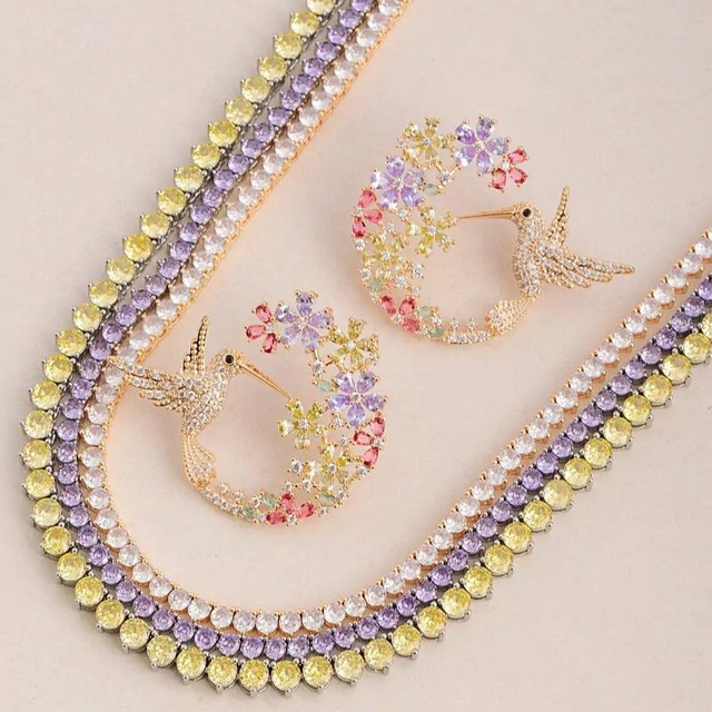 Brinco Beija-Flor Cravejado Cores - Ouro